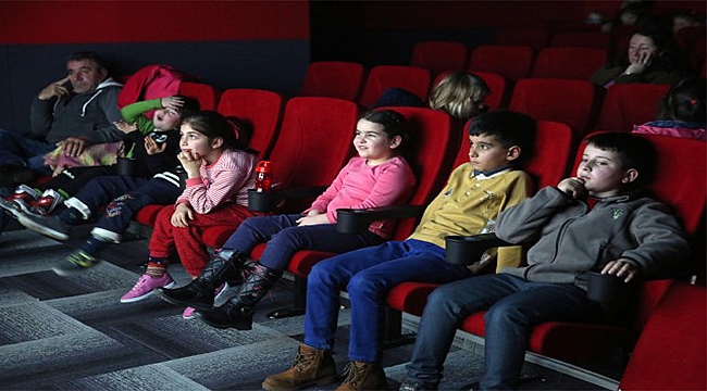 Bucalı miniklerin yarı yıl tatilinde sinema keyfi