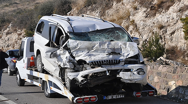  İzmir'de karşı şeride geçen araç ölüm saçtı: 2 ölü, 1 ağır yaralı