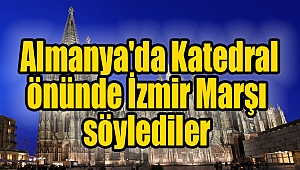 Türkler Almanya'da Katedral önünde İzmir Marşı söylediler