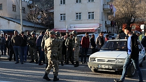 Köylüleri karayolunu kapattı