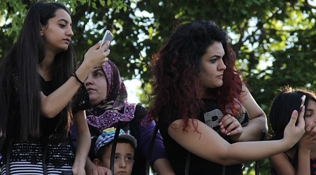 Baba 'can', kadınlar 'canlı yayın' derdinde