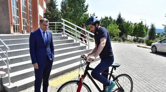 İzmir'de bisikleti çalınan öğrenciye Rektör'den yardım eli