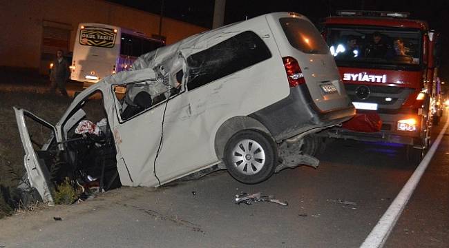 İki araç kafa kafaya çarpıştı: 2 ölü