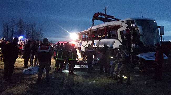 Feci trafik kazası: 2 ölü, 21 yaralı