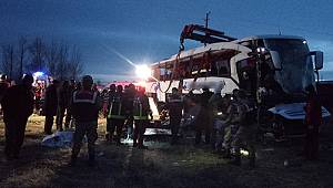 Feci trafik kazası: 2 ölü, 21 yaralı