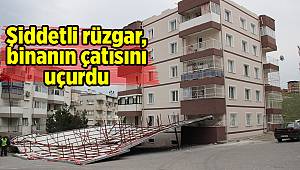 Şiddetli rüzgar, binanın çatısını uçurdu 