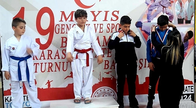 Foçalı minik sporcu madalyaya doymuyor