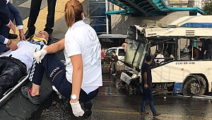 Belediye otobüsü üst geçit asansörüne çarptı