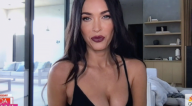 Megan Fox giyinmeyi unuttu! Canlı yayına sütyenle çıktı