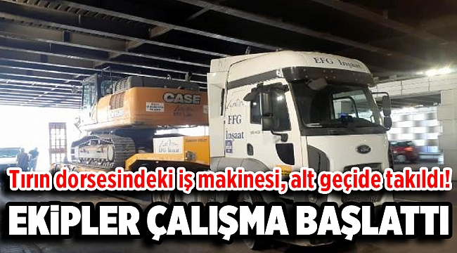 Tırın dorsesindeki iş makinesi, alt geçide takıldı!