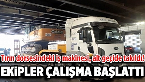 Tırın dorsesindeki iş makinesi, alt geçide takıldı!