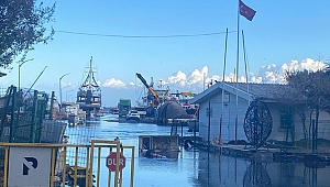 İskenderun'da deniz seviyesi yükseldi..