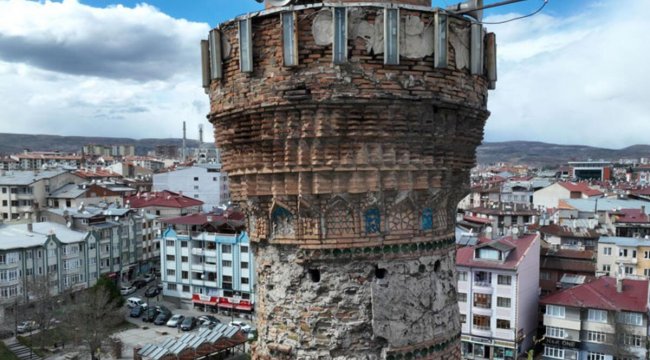 Ulu Cami'nin eğri minaresindeki 'kufi' yazılar restore edilecek