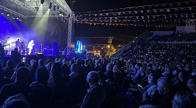 Çeşme Festivalinde Enrico Macias Rüzgarı