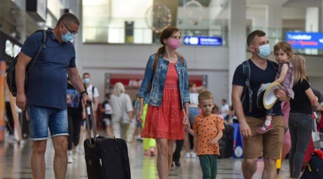 Bakan Ersoy: 10 ayda Türkiye'ye 50,2 milyon turist geldi