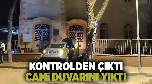 İzmir'de kontrolden çıkan araç cami duvarını yıktı