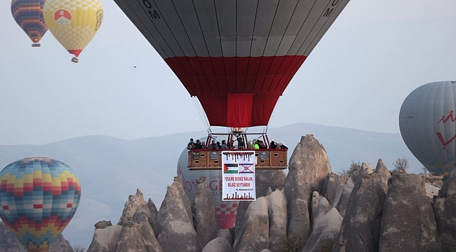 Kapadokya'da sıcak hava balonu İsrail'e tepki pankartıyla uçtu.