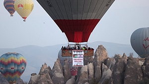 Kapadokya'da sıcak hava balonu İsrail'e tepki pankartıyla uçtu.