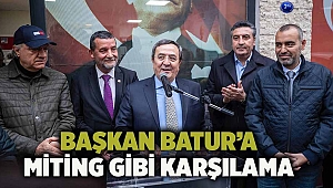  Başkan Batur’a miting gibi karşılama