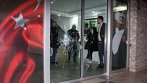 CHP'nin Antalya'daki il binasına taşlı saldırı