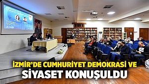 İzmir’de Cumhuriyet demokrasi ve siyaset konuşuldu