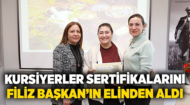 Kursiyerler Sertifikalarını Filiz Başkan’ın Elinden Aldı