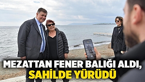 Mezattan fener balığı aldı, sahilde yürüdü