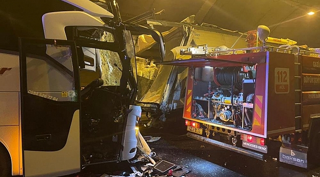 Osmaniye'de yolcu otobüsü tıra çarpıştı: 1 ölü, 6 yaralı