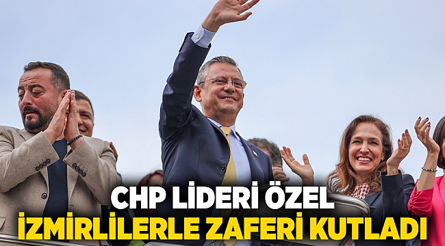 CHP Lideri Özel İzmirlilerle zaferi kutladı