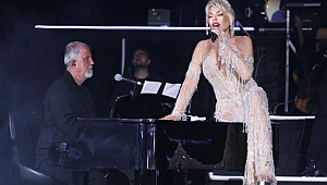 Ajda Pekkan kariyerindeki ilk stadyum konserini verdi! Sahnede ünlü geçidi yaşandı