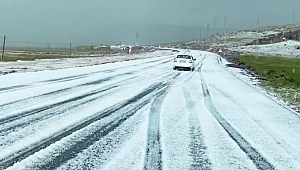 Ardahan'da dolu yağışı: Yollar beyaza büründü