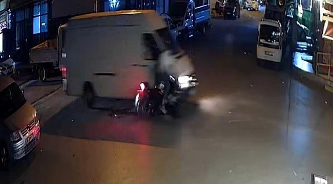 İzmir'de hafif ticari araçla motosiklet çarpıştı