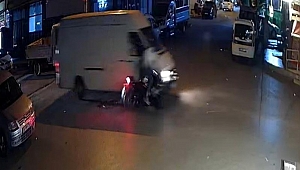 İzmir'de hafif ticari araçla motosiklet çarpıştı