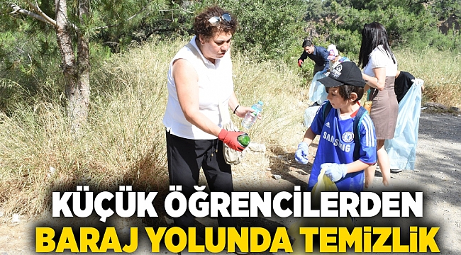 Küçük öğrencilerden baraj yolunda temizlik