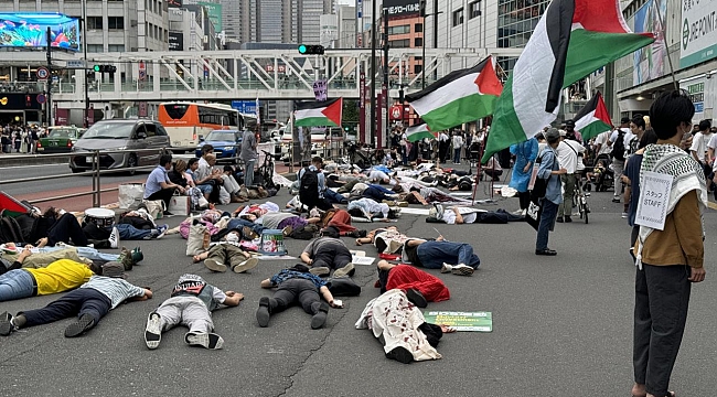 Tokyo'da Gazze'deki hastanelerde ölenleri temsilen gösteri düzenlendi