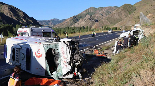 Ambulans ile hafif ticari araç kafa kafaya çarpıştı: 4 ölü, 1 yaralı