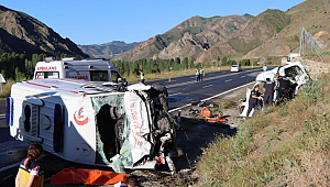 Ambulans ile hafif ticari araç kafa kafaya çarpıştı: 4 ölü, 1 yaralı