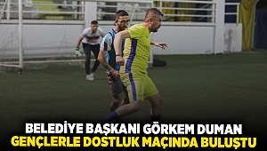 Belediye Başkanı Görkem Duman, gençlerle dostluk maçında buluştu