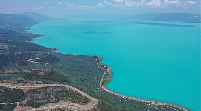 İznik Gölü alg patlamasıyla turkuaz görünüme kavuştu