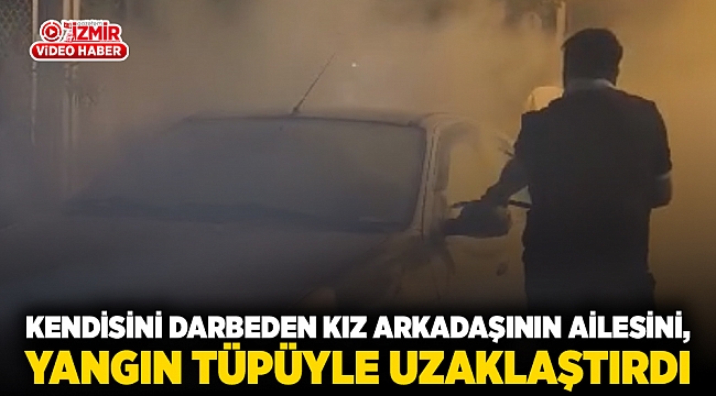 Kendisini darbeden kız arkadaşının ailesini, yangın tüpüyle uzaklaştırdı