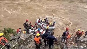 Nepal'de iki ayrı kazada otobüslerin nehre yuvarlanması sonucunda toplam 62 kişi kayboldu