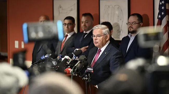 Rüşvetten hüküm giyen Türkiye karşıtı senatör Bob Menendez istifa etti