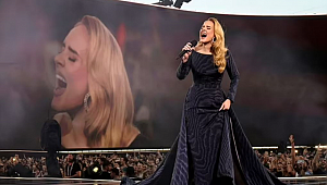 Adele, Münih'teki konserinde erkek arkadaşı Rich Paul ile nişanlandığını doğruladı