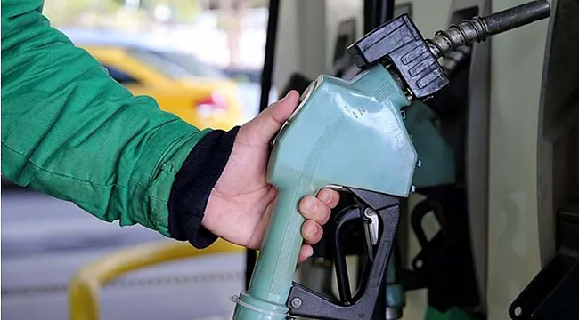 Benzine beklenen zam geldi