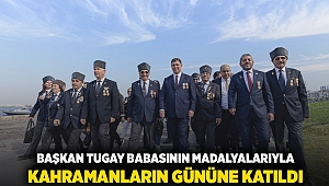 Başkan Tugay babasının madalyalarıyla kahramanların gününe katıldı