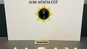 Midesinde uyuşturucu taşıdı, havalimanında yakalandı