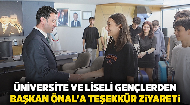 Teşekkür ziyaretine gelen üniversite ve liseli gençlere Başkan Önal'dan anlamlı hediye