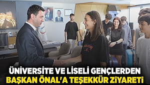 Teşekkür ziyaretine gelen üniversite ve liseli gençlere Başkan Önal'dan anlamlı hediye