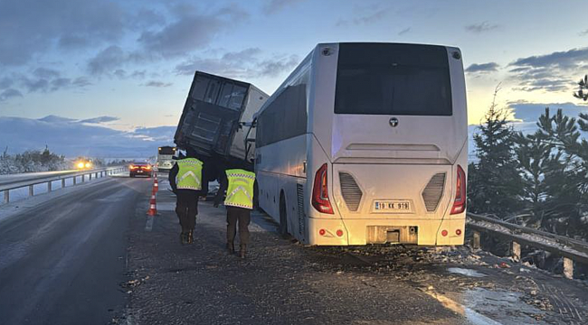 Afyonkarahisar'da zincirleme trafik kazası: 30 yaralı