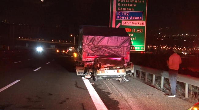 Emniyet şeridindeki tıra çarpan otomobilin sürücüsü öldü